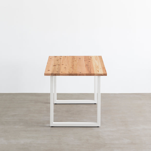 かなでものの杉無垢材とホワイトのスクエア鉄脚を組み合わせたシンプルモダンなテーブル（正面）