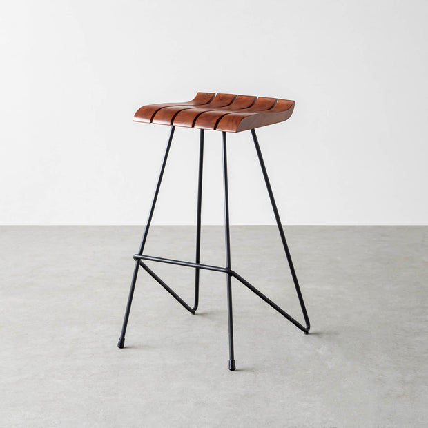 チーク無垢材とスチール脚のハイチェア