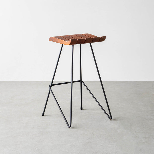 チーク無垢材とスチール脚のハイチェア