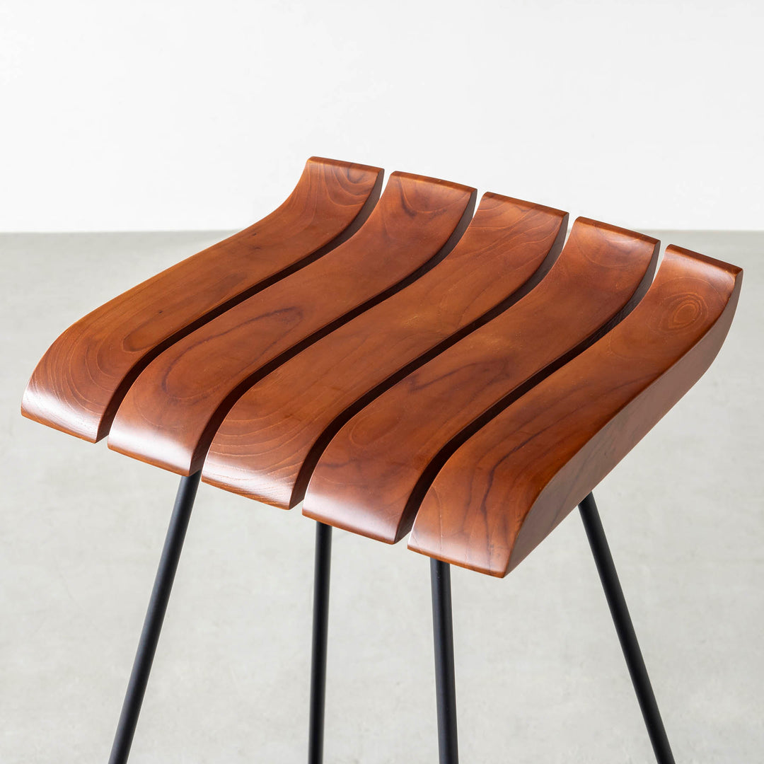 曲面が美しい チーク無垢材 ハイスツール – KANADEMONO
