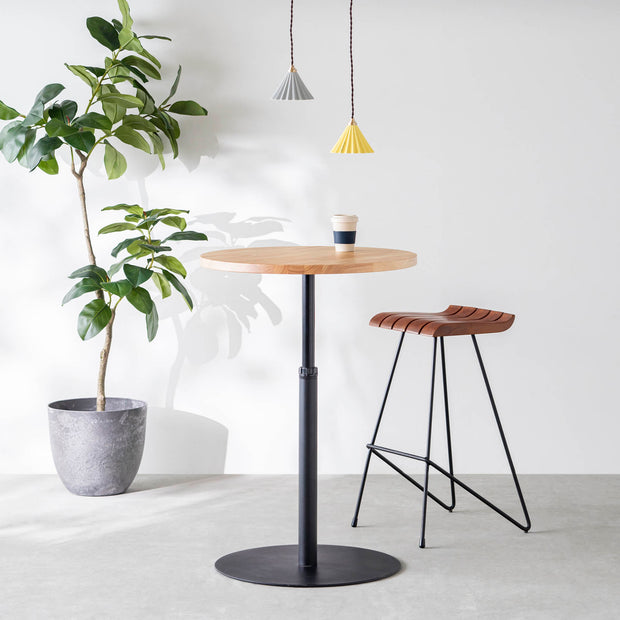 チーク無垢材とスチール脚のハイチェア