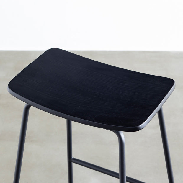 KANADEMONOのブラックのオーク材の座面にブラックの脚を合わせたシンプルなハイスツールチェア（座面）