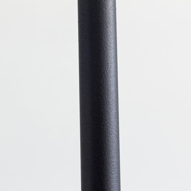KANADEMONOのブラックのオーク材の座面にブラックの脚を合わせたシンプルなハイスツールチェア（脚2）