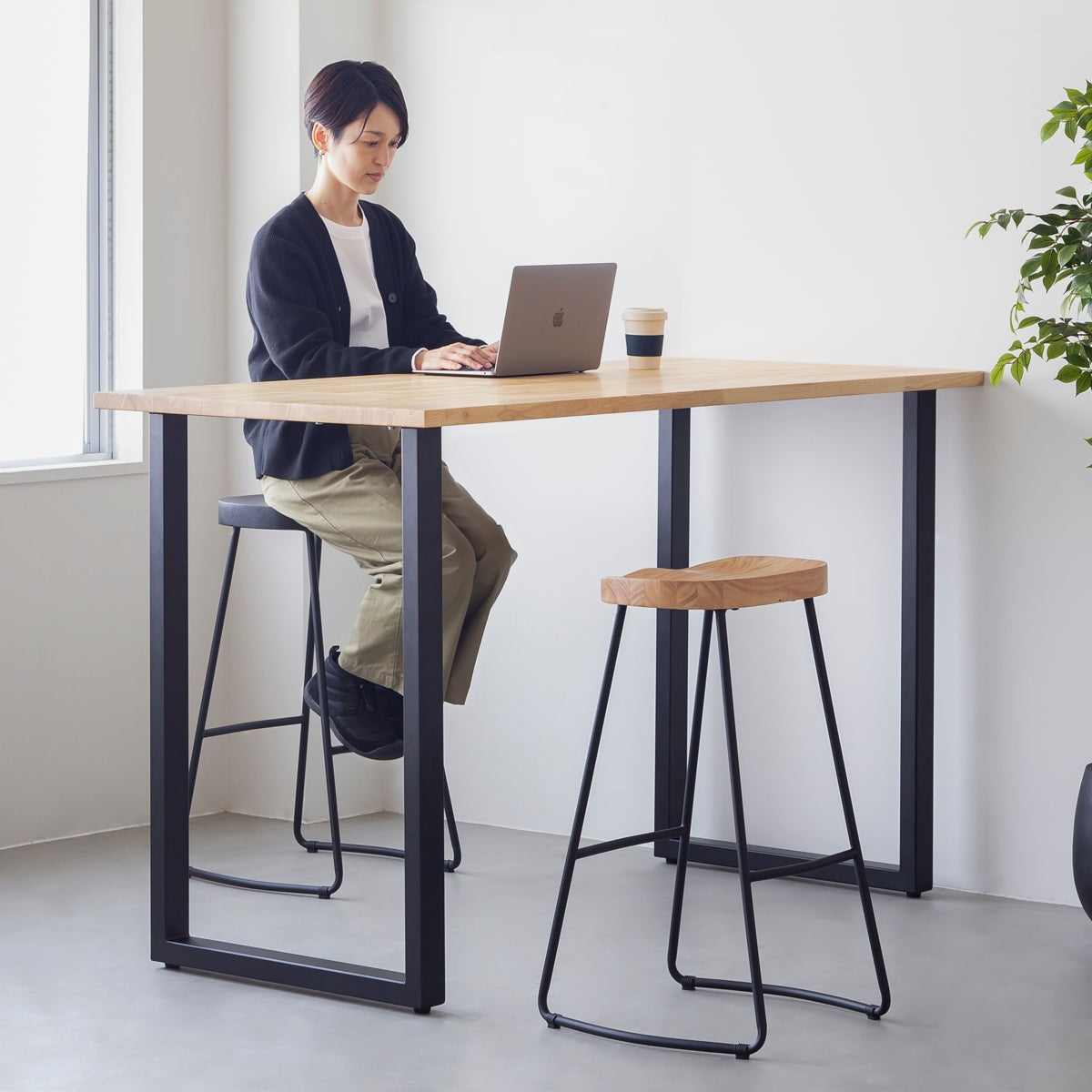 かなでもの　ウォルナット　ハイスツール Elegant - Modern Ash High Stool Black – KANADEMONO