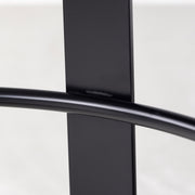 KANADEMONOのラバーウッド ナチュラルRound座面とブラックのCross Plate脚を合わせたシンプルモダンなハイスツール（脚内側）