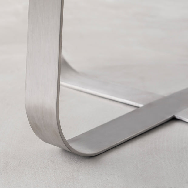 KANADEMONOのラバーウッド ナチュラルRound座面とステンレスのCross Plate脚を合わせたシンプルモダンなハイスツール（脚下部）