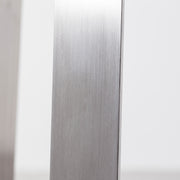 KANADEMONOのラバーウッド ナチュラルRound座面とステンレスのCross Plate脚を合わせたシンプルモダンなスツール（脚側部）