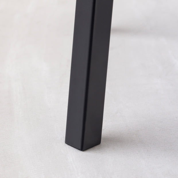 KANADEMONOのラバーウッド ナチュラルRound座面とブラックのSlant Bar脚を合わせたシンプルモダンなハイスツール（脚下部）