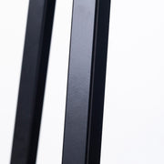 KANADEMONOのラバーウッド ナチュラルRound座面とブラックのSlant Bar脚を合わせたシンプルモダンなハイスツール（脚側部）