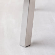 KANADEMONOのラバーウッド ナチュラルRound座面とステンレスのSlant Bar脚を合わせたシンプルモダンなハイスツール（脚下部）