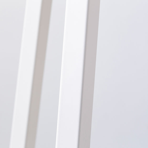 KANADEMONOのラバーウッド ナチュラルRound座面とホワイトのSlant Bar脚を合わせたシンプルモダンなハイスツール（脚側部）