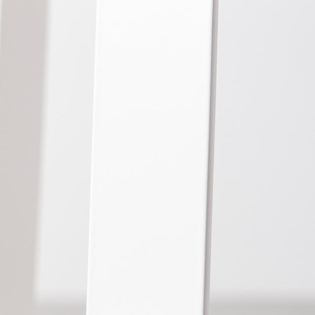 KANADEMONOのパインRound座面とホワイトのCross Plate脚を合わせたシンプルモダンなスツール（脚側部）
