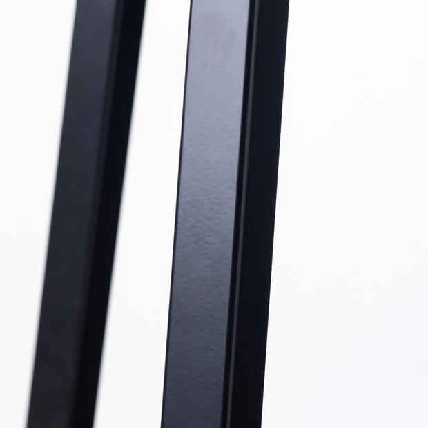 KANADEMONOのパインRound座面とブラックのSlant Bar脚を合わせたシンプルモダンなハイスツール（脚側部）
