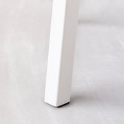 KanademonoのリノリウムPebble Round座面とホワイトのSlant_Bar脚を合わせたシンプルモダンなHighスツール（脚下部）