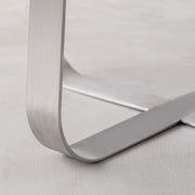 KANADEMONOのラバーウッド ブラウンRound座面とステンレスのCross Plate脚を合わせたシンプルモダンなハイスツール（脚下部）