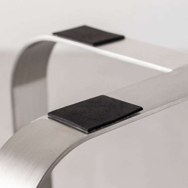 KANADEMONOのラバーウッド ブラウンRound座面とステンレスのCross Plate脚を合わせたシンプルモダンなスツール（脚裏面）