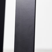 KANADEMONOのラバーウッド ブラックブラウンRound座面とブラックのCross Plate脚を合わせたシンプルモダンなハイスツール（脚側部）