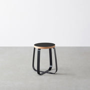 KanademonoのリノリウムNero Round座面とブラックのCross Plate脚を合わせたシンプルモダンなスツール
