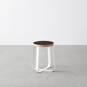 KanademonoのリノリウムNero Round座面とホワイトのCross Plate脚を合わせたシンプルモダンなスツール
