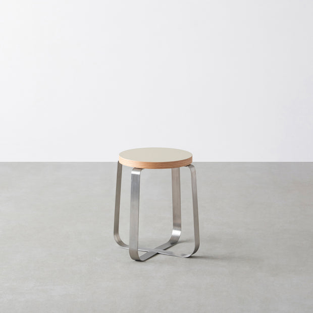 KanademonoのリノリウムMushroom Round座面とステンレスのCross Plate脚を合わせたシンプルモダンなスツール