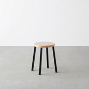 KanademonoのリノリウムMushroom Round座面とブラックのSlant Bar脚を合わせたシンプルモダンなスツール