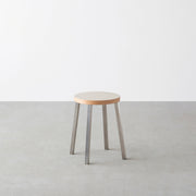 KanademonoのリノリウムMushroom Round座面とステンレスのSlant Bar脚を合わせたシンプルモダンなスツール