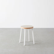 KanademonoのリノリウムMushroom　Round座面とホワイトのSlant Bar脚を合わせたシンプルモダンなスツール