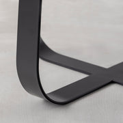 KANADEMONOの無垢ホワイトアッシュRound座面とブラックのCross Plate脚を合わせたシンプルモダンなハイスツール（脚2）