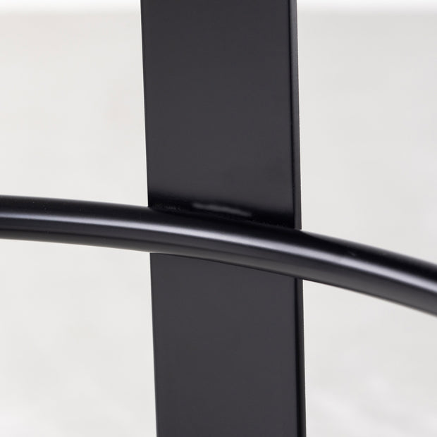 KANADEMONOの無垢ホワイトアッシュRound座面とブラックのCross Plate脚を合わせたシンプルモダンなハイスツール（脚3）