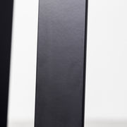 KanademonoのリノリウムPebble Round座面とブラックのCross Plate脚を合わせたシンプルモダンなスツール（脚側部）