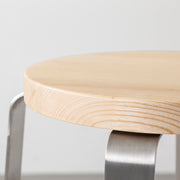 KANADEMONOの無垢ホワイトアッシュRound座面とステンレスのCross Plate脚を合わせたシンプルモダンなハイスツール（座面側面）
