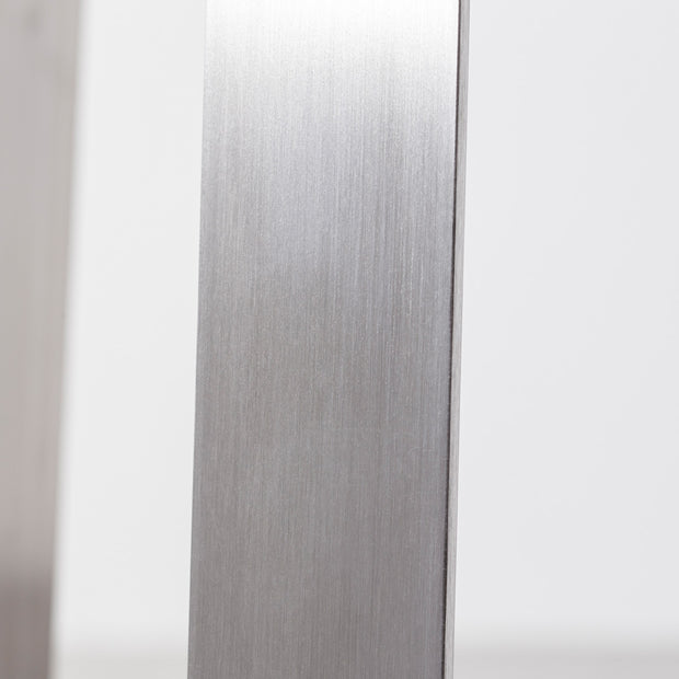 KANADEMONOの無垢ホワイトアッシュRound座面とステンレスのCross Plate脚を合わせたシンプルモダンなハイスツール（脚4）