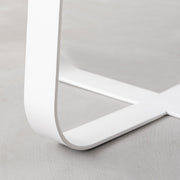 KANADEMONOの無垢ホワイトアッシュRound座面とホワイトのCross Plate脚を合わせたシンプルモダンなスツール（脚2）