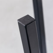KanademonoのリノリウムPebble Round座面とブラックのSlant Bar脚を合わせたシンプルモダンなスツール（脚裏面）