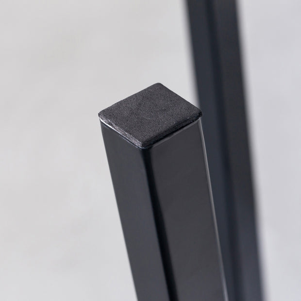 KanademonoのリノリウムPebble Round座面とブラックのSlant Bar脚を合わせたシンプルモダンなスツール（脚裏面）