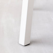 KANADEMONOの無垢ホワイトアッシュRound座面とホワイトのSlant Bar脚を合わせたシンプルモダンなハイスツール（脚2）