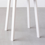 KANADEMONOの無垢ホワイトアッシュRound座面とホワイトのSlant Bar脚を合わせたシンプルモダンなスツール（脚）