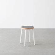KanademonoのリノリウムAsh Round座面とホワイトのSlant Bar脚を合わせたシンプルモダンなスツール