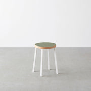 KanademonoのリノリウムOlive Round座面とホワイトのSlant Bar脚を合わせたシンプルモダンなスツール