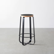 KanademonoのリノリウムCharcoal Round座面とブラックのCross_Plate脚を合わせたシンプルモダンなHighスツール