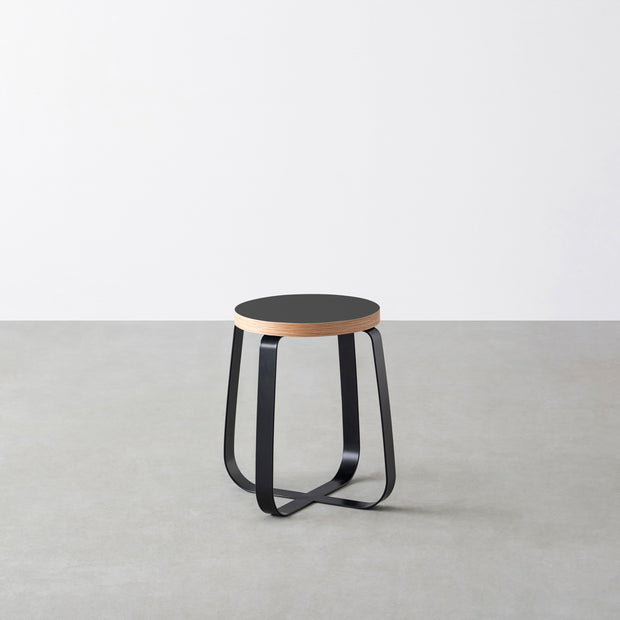KanademonoのリノリウムCharcoal Round座面とブラックのCross Plate脚を合わせたシンプルモダンなスツール