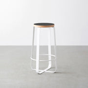 KanademonoのリノリウムCharcoal Round座面とホワイトのCross_Plate脚を合わせたシンプルモダンなHighスツール（使用例）