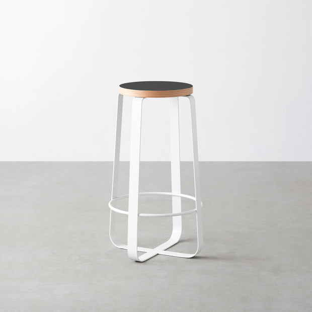 KanademonoのリノリウムCharcoal Round座面とホワイトのCross_Plate脚を合わせたシンプルモダンなHighスツール（使用例）