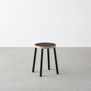 KanademonoのリノリウムCharcoal　Round座面とブラックのSlant Bar脚を合わせたシンプルモダンなスツール