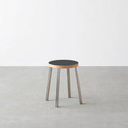 KanademonoのリノリウムCharcoal Round座面とステンレスのSlant Bar脚を合わせたシンプルモダンなスツール