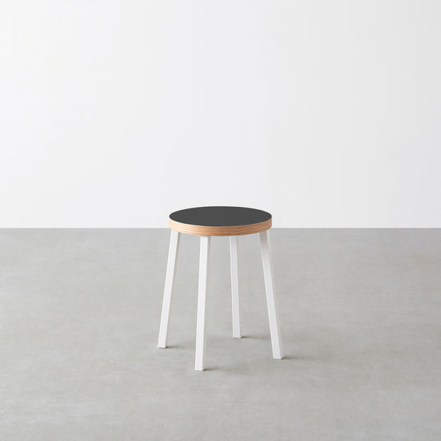 KanademonoのリノリウムCharcoal Round座面とホワイトのSlant Bar脚を合わせたシンプルモダンなスツール