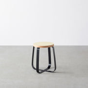 KanademonoのリノリウムPearl Round座面とブラックのCross Plate脚を合わせたシンプルモダンなスツール