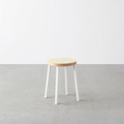 KanademonoのリノリウムPearl Round座面とホワイトのSlant Bar脚を合わせたシンプルモダンなスツール