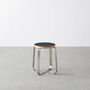 KanademonoのリノリウムSmokey_blue Round座面とステンレスのCross_Plate脚を合わせたシンプルモダンなスツール