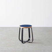 KanademonoのリノリウムMidnight_blue Round座面とブラックのCross Plate脚を合わせたシンプルモダンなスツール